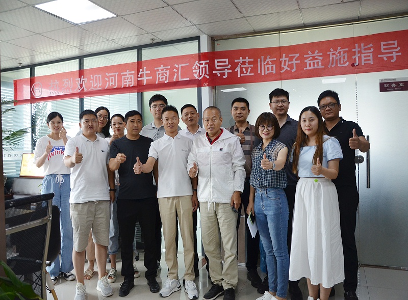 雄獅戰(zhàn)隊成員合照留念 雄獅戰(zhàn)隊成員合照留念